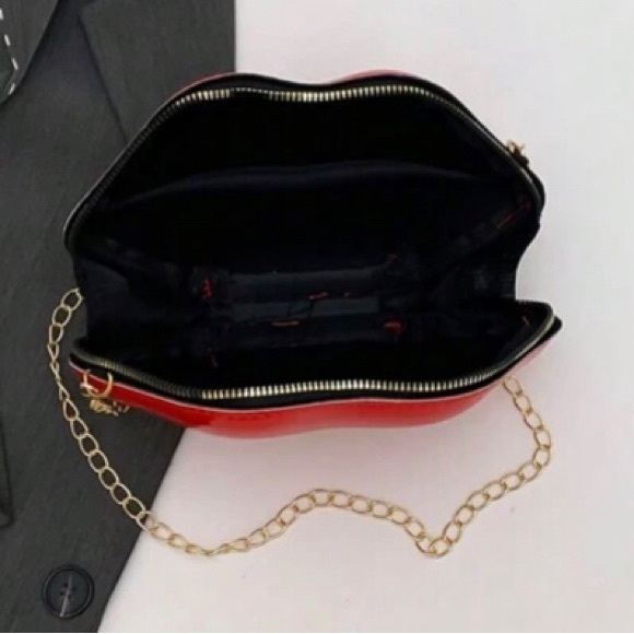 Red Lip-Shaped Crossbody Bag - Picture 2 of 4